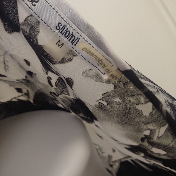 NWOT Sioni floral semi sheer flowy cover up - Picture 2 of 3